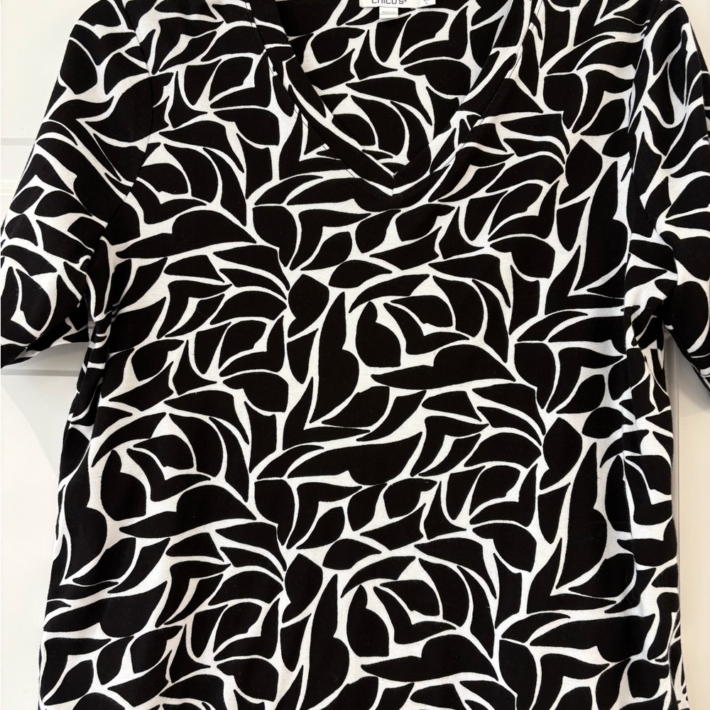 Chico's Black and White Short Sleeve V-neck Tee